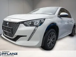 Weiss Gebraucht 2021 Peugeot e-208 Allure Kleinwagen | 16.990 € (Fairer Preis)