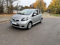 Silber Gebraucht 2010 Toyota Aygo City Kleinwagen | 1.590 € (Guter Preis)