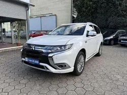 Perlmutt weiß Gebraucht 2021 Mitsubishi Outlander P-HEV Plus SUV | 20.990 € (Guter Preis)