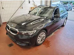 Schwarz ii/bonnet fluid black Gebraucht 2022 BMW 318 Kombi | 23.297 € (Superpreis)