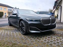 Grau Gebraucht 2020 BMW 750 Limousine | 39.900 € (Superpreis)