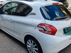 Weiß Gebraucht 2013 Peugeot 208 Allure Kleinwagen | 5.850 € (Fairer Preis)