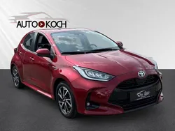 Rot Gebraucht 2021 Toyota Yaris Hybrid Club Limousine | 19.440 € (Fairer Preis)
