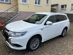 Weiß Gebraucht 2021 Mitsubishi Outlander P-HEV Basis SUV | 24.300 € (Fairer Preis)