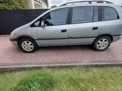 Silber Gebraucht 2000 Opel Zafira Comfort Van / Kleinbus | 1.250 € (Guter Preis)
