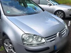 Grau Gebraucht 2004 VW Golf IV Kleinwagen | 2.600 €