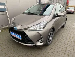 Grau Gebraucht 2018 Toyota Yaris Hybrid Team Kleinwagen | 12.990 € (Fairer Preis)