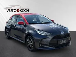 Grau Gebraucht 2021 Toyota Yaris Hybrid Basis Limousine | 18.940 € (Fairer Preis)