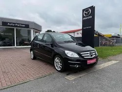 Kosmosschwarz Gebraucht 2011 Mercedes B180 Van / Kleinbus | 7.990 € (Fairer Preis)