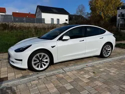 Weiß Gebraucht 2022 Tesla Model 3 Standard Range Plus Limousine | 29.500 € (Fairer Preis)