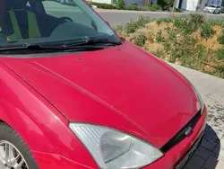 Rot Gebraucht 1999 Ford Focus Trend Limousine | 2.200 € (Teuer)