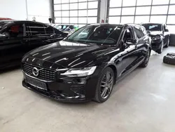Schwarz black solid stone / solid Gebraucht 2021 Volvo V60 R-Design Kombi | 24.500 € (Superpreis)