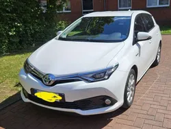 Weiß Gebraucht 2016 Toyota Auris Hybrid Edition-S Kleinwagen | 11.950 € (Fairer Preis)