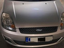 Silber Gebraucht 2006 Ford Fiesta Kleinwagen | 2.500 €