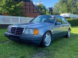 Silber Gebraucht 1990 Mercedes E260 Limousine | 7.299 €