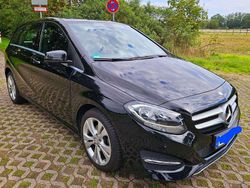 Schwarz Gebraucht 2015 Mercedes B180 Style Van / Kleinbus | 13.000 € (Fairer Preis)