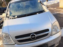 Grau Gebraucht 2004 Opel Meriva Van / Kleinbus | 1.200 € (Fairer Preis)