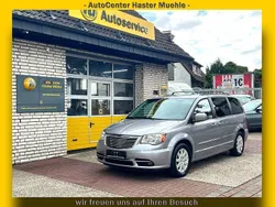 Grau Gebraucht 2015 Chrysler Town & Country Van / Kleinbus | 14.950 €