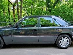 Schwarz Gebraucht 1992 Mercedes E200 Limousine | 10.500 €