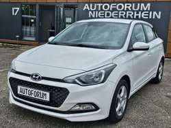 Weiß Gebraucht 2015 Hyundai i20 YES! Limousine | 6.000 € (Fairer Preis)