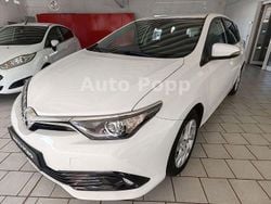 Weiß Gebraucht 2017 Toyota Auris Comfort Limousine | 9.899 € (Fairer Preis)