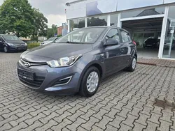 Grau Gebraucht 2014 Hyundai i20 Edition Limousine | 5.590 € (Guter Preis)