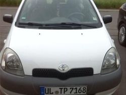 Weiß Gebraucht 1999 Toyota Yaris Kleinwagen | 1.200 €
