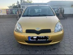 Gelb Gebraucht 2001 Toyota Yaris Kleinwagen | 300 €
