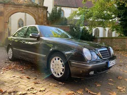 Schwarz Gebraucht 2000 Mercedes E270 Elegance Limousine | 10.900 €