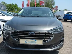 Grau Gebraucht 2023 Ford Focus Titanium Limousine | 20.790 € (Superpreis)