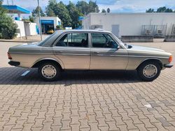 Silber Gebraucht 1982 Mercedes E230 Limousine | 9.500 €