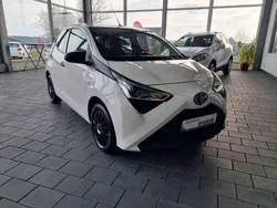 Weiß Gebraucht 2021 Toyota Aygo Business Edition Kleinwagen | 11.690 € (Fairer Preis)