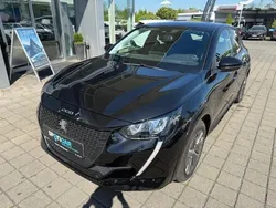 Schwarz (metallic) Gebraucht 2022 Peugeot e-208 Allure Kleinwagen | 19.890 € (Etwas zu teuer)