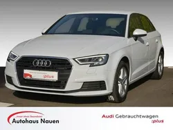 Weiß metallic Gebraucht 2018 Audi A3 Sportback Design Limousine | 20.441 € (Etwas zu teuer)