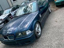 Blau Gebraucht 1993 BMW 318 Coupé | 1.700 €