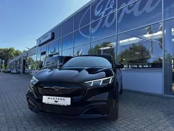 Absolute black (metallic) Gebraucht 2023 Ford Mustang Mach-E Premium SUV | 34.980 € (Superpreis)