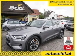 Grau Gebraucht 2019 Audi e-tron SUV | 25.900 € (Superpreis)