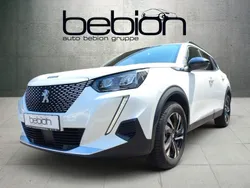 Lack weiss perlglänzend/typ au Gebraucht 2023 Peugeot e-2008 Allure SUV | 22.900 € (Fairer Preis)