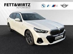 Mineralweiss metallic Gebraucht 2025 BMW 520 M Sport Kombi | 49.490 € (Superpreis)
