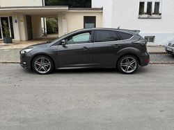Grau Gebraucht 2015 Ford Focus Titanium Limousine | 11.090 € (Fairer Preis)