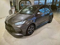 Grau Gebraucht 2021 Toyota Yaris Hybrid Club Limousine | 15.982 € (Guter Preis)