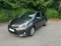 Grau Gebraucht 2014 Toyota Yaris Hybrid Limousine | 9.750 € (Teuer)