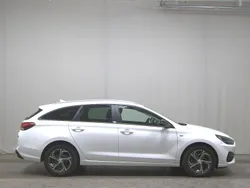 Weiss Gebraucht 2021 Hyundai i30 Intro Edition Kombi | 14.980 € (Guter Preis)