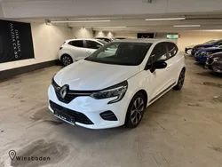 Weiß Gebraucht 2023 Renault Clio V Evolution Limousine | 14.990 € (Guter Preis)