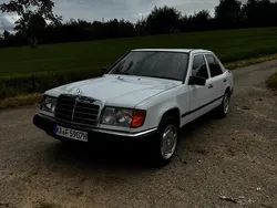 Weiß Gebraucht 1987 Mercedes E300 Limousine | 8.000 €