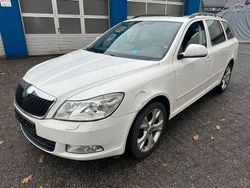 Weiß Gebraucht 2013 Skoda Octavia Elegance Kombi | 4.890 €