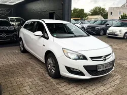 Weiß Gebraucht 2016 Opel Astra Selection Kombi | 9.500 € (Fairer Preis)