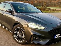 Grau Gebraucht 2020 Ford Focus ST-Line Limousine | 19.600 € (Fairer Preis)