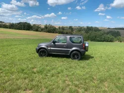 Grau Gebraucht 2011 Suzuki Jimny SUV | 12.000 € (Teuer)