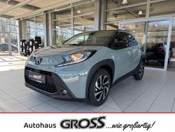 6x3)/ black mica (209) (gruen Gebraucht 2024 Toyota Aygo Team Kleinwagen | 18.692 € (Fairer Preis)